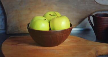 casa culinária. três verde maçãs dentro uma profundo argila prato video