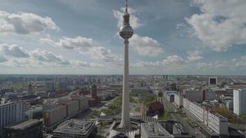 Fernsehturm tv Torre e il il più alto struttura paesaggio urbano Berlino, Germania video