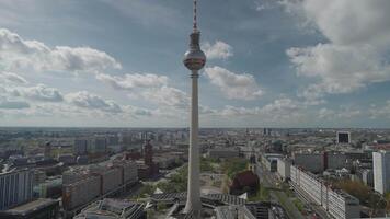 fernsehturm televisão torre e a mais alto estrutura paisagem urbana Berlim, Alemanha video