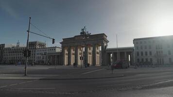 Berlina, Alemania - el Brandeburgo portón es un siglo 18 neoclásico Monumento video