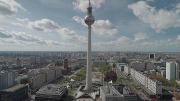 fernsehturm televisão torre e a mais alto estrutura paisagem urbana Berlim, Alemanha video