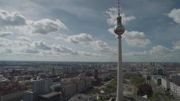 Fernsehturm tv Torre e il il più alto struttura paesaggio urbano Berlino, Germania video