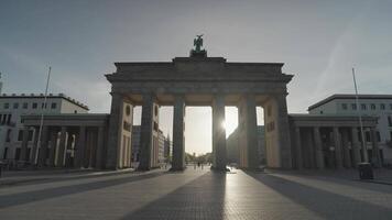 Berlino, Germania - il Brandeburgo cancello è un 18esimo secolo neoclassico monumento video