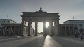 Berlin, Allemagne - le Brandebourg porte est un 18ème siècle néoclassique monument video