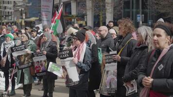 manchester, Storbritannien, Mars 23, 2024 - demonstration hedra de barn av gaza på st. peters fyrkant video