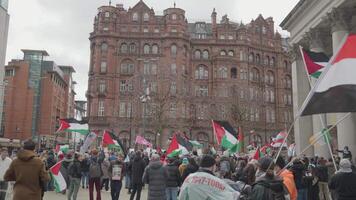 manchester, Storbritannien, Mars 23, 2024 - demonstration hedra de barn av gaza på st. peters fyrkant video