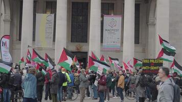 Manchester, Reino Unido, marcha 23, 2024 - demonstração honra a crianças do gaza às st. de Pedro quadrado video