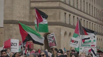 Manchester, uk, maart 23, 2024 - demonstratie eer de kinderen van Gaza Bij st. peter's plein video
