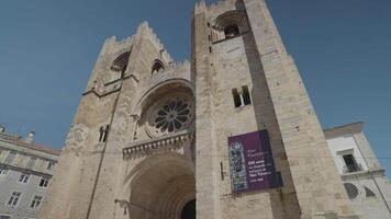Lisbonne, le Portugal le façade de Lisbonne cathédrale de Saint Marie Majeur et Jaune tram video