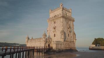 das torre de belem Turm während Sonnenaufgang ist einer von das Symbole von das golden Epoche von das Portugiesisch, Lissabon, Portugal video