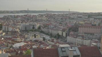 een visie van Lissabon stad Portugal en martim moniz plein van boven miradouro da senhora Doen monte gedurende zonsondergang video