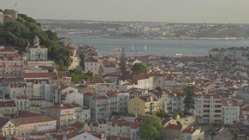 ein Aussicht von Lissabon Stadt Portugal und martim Moniz Platz von oben auf miradouro da Senhora tun monte während Sonnenuntergang video