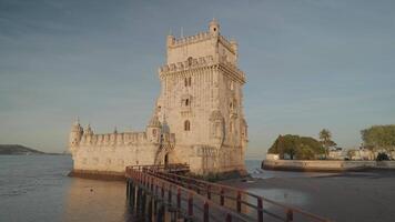 de torre de belem torn under soluppgång är ett av de symboler av de gyllene epok av de portugisiska, Lissabon, portugal video