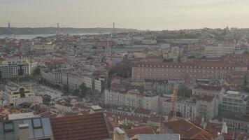 ein Aussicht von Lissabon Stadt Portugal und martim Moniz Platz von oben auf miradouro da Senhora tun monte während Sonnenuntergang video