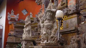 lent mouvement bali statue autour le temple video