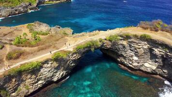 lento movimento scogliere quello diventare ponti in giro il isola di bali video