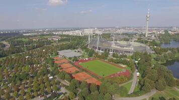 olympic parkera München. fotboll och atletisk stadion. bayern. antenn flyg video