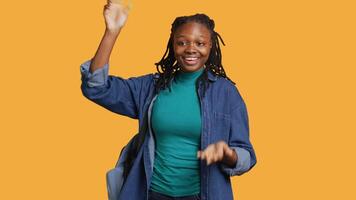 begeistert afrikanisch amerikanisch Schüler erziehen Hand oben zu Antworten Frage, aufgeregt zu sagen Lehrer Erläuterung zu Frage im Klasse, isoliert Über Studio Hintergrund, Kamera ein video