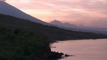 del pescador barco a puesta de sol volcán en el antecedentes video