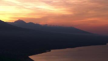 incroyable le coucher du soleil surplombant volcan agung vue de une drone video