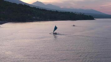 Angeln Boot Segeln zu das Ufer auf das Hintergrund von das Sonnenuntergang video