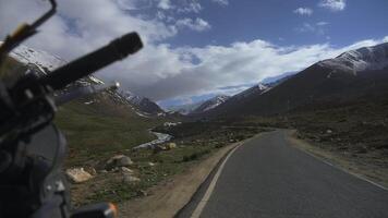 Motorräder Stand im Vorderseite von das Himalaya Berge video