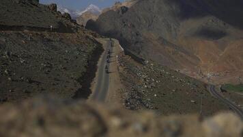 motociclisti equitazione nel il himalayano montagne video