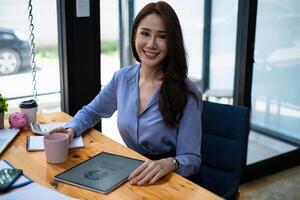 chiang Mai, Tailandia - agosto 23, 2021 . mujer sentado a Starbucks café tienda y Starbucks logo en tableta foto