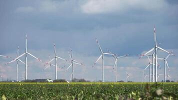 Windmühlen von ein Wind Bauernhof Wende im das Wind mit Hitze flackern im das Luft. video