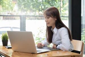 During a conversation with her business team, a businesswoman discusses the stock market and the concept of working from home. photo