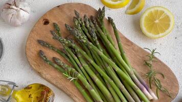 grappes de vert brut jardin asperges. video