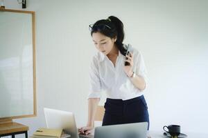 retrato de asiático negocio mujer trabajando desde hogar. contabilidad concepto. foto