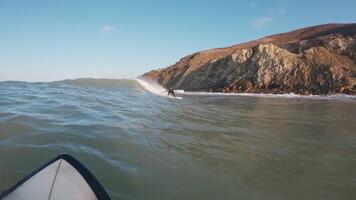 surfare rida på surfingbräda i hav. första person se av surfing video