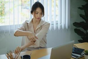 retrato de mujer sentado a su oficina. atractivo joven confidente negocio mujer o contador tener idea para su grande proyecto. foto