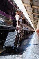 solo viajero turista caminando con mochila y equipaje a tren estación. trabajo y viaje estilo de vida concepto. foto