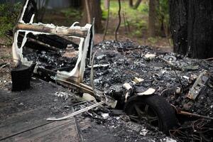 el permanece de un quemado fuera móvil hogar remolque. foto