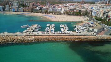 Seehafen und Küste von Benidorm gesehen von über video