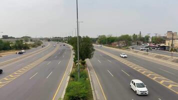 trasporto e città traffico nel grande città lahore, Pakistan su aprile 14, 2024 video