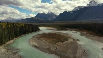 antenne visie van de athabasca rivier- in alberta, Canada. video