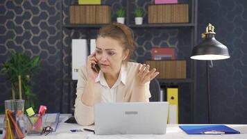 Business woman making angry and aggressive call on the phone. video