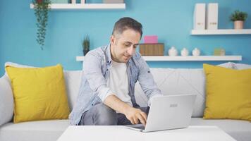 The man who can't use the application on the laptop. video