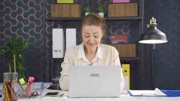 o negócio mulher vendo Boa resultados em computador portátil. video