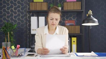 bedrijf vrouw van streek met negatief papierwerk resultaten. video