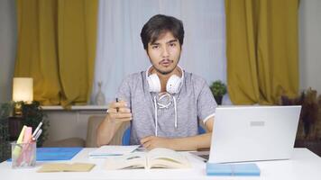 masculino estudiante Hablando a cámara. video