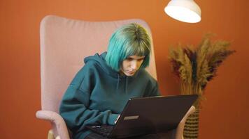 joven mujer trabajando difícil en ordenador portátil. video