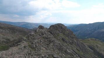 survolant les montagnes video