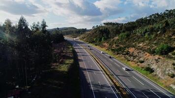 der Verkehr im Autobahn Antenne Aussicht video