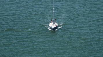 yacht avec abaissé voiles voile dans petit vagues video