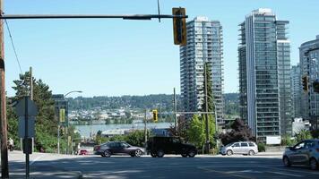 vancouver, kanada 06.07.2023 gata, bil trafik mot de bakgrund av lång byggnader video