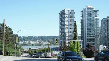 vancouver, kanada 2023-07-06 gata, bil trafik mot de bakgrund av lång byggnader video